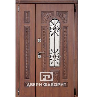 Дверь двустворчатая со стеклом и ковкой в коттедж