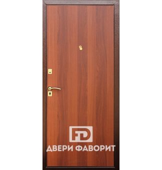 Входная дверь в квартиру с ламинатом