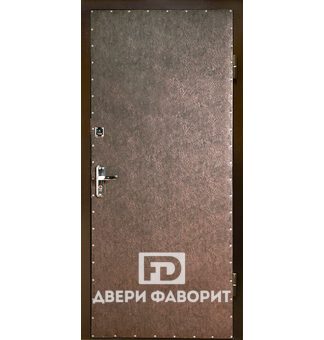 металлическая недорогая дверь с двумя замками и отделкой винилискожа