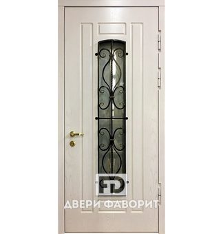 металлическая парадная дверь с отделкой порошковое напыление, оборудована стеклом с ковкой