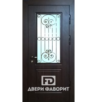 уличная дверь со стеклом и ковкой, усилена тремя петлями